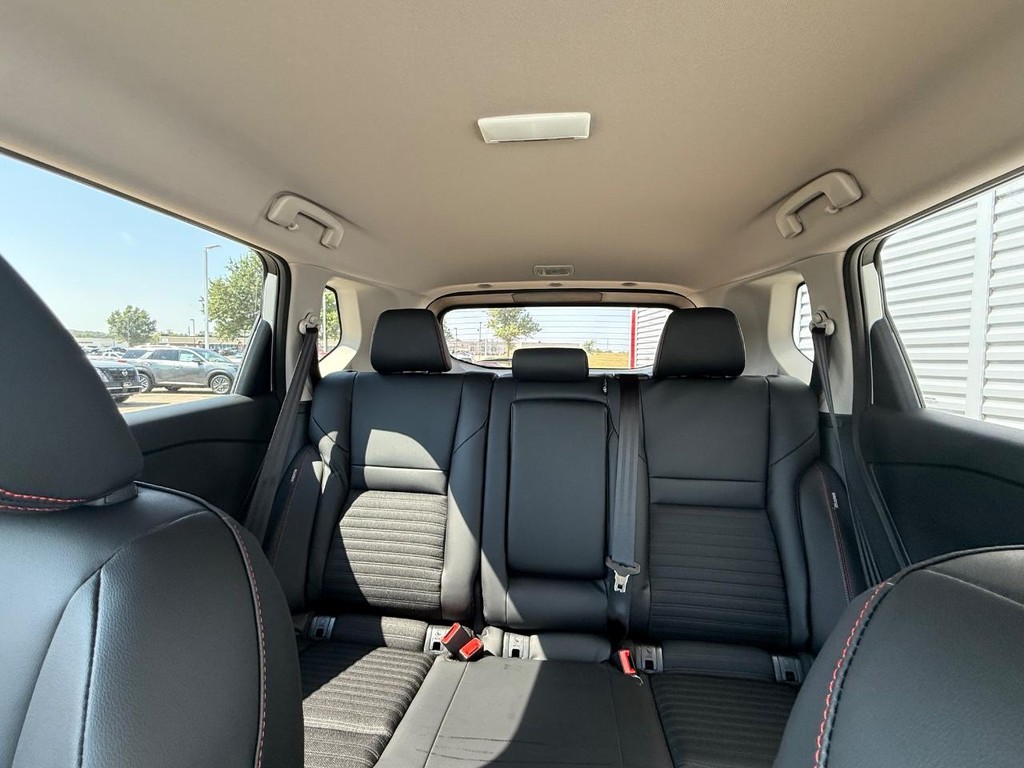 Nissan Rogue Vehicle Full-screen Gallery Image 04