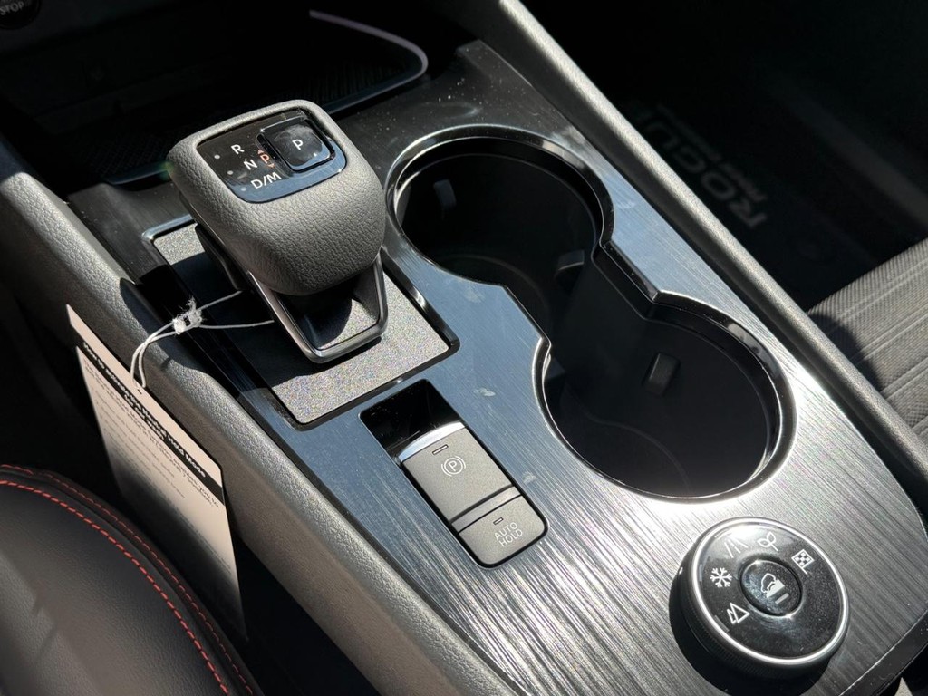 Nissan Rogue Vehicle Full-screen Gallery Image 05