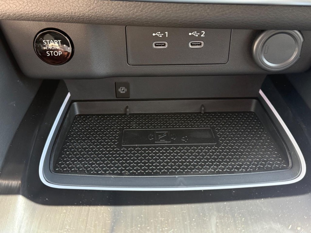 Nissan Rogue Vehicle Full-screen Gallery Image 06