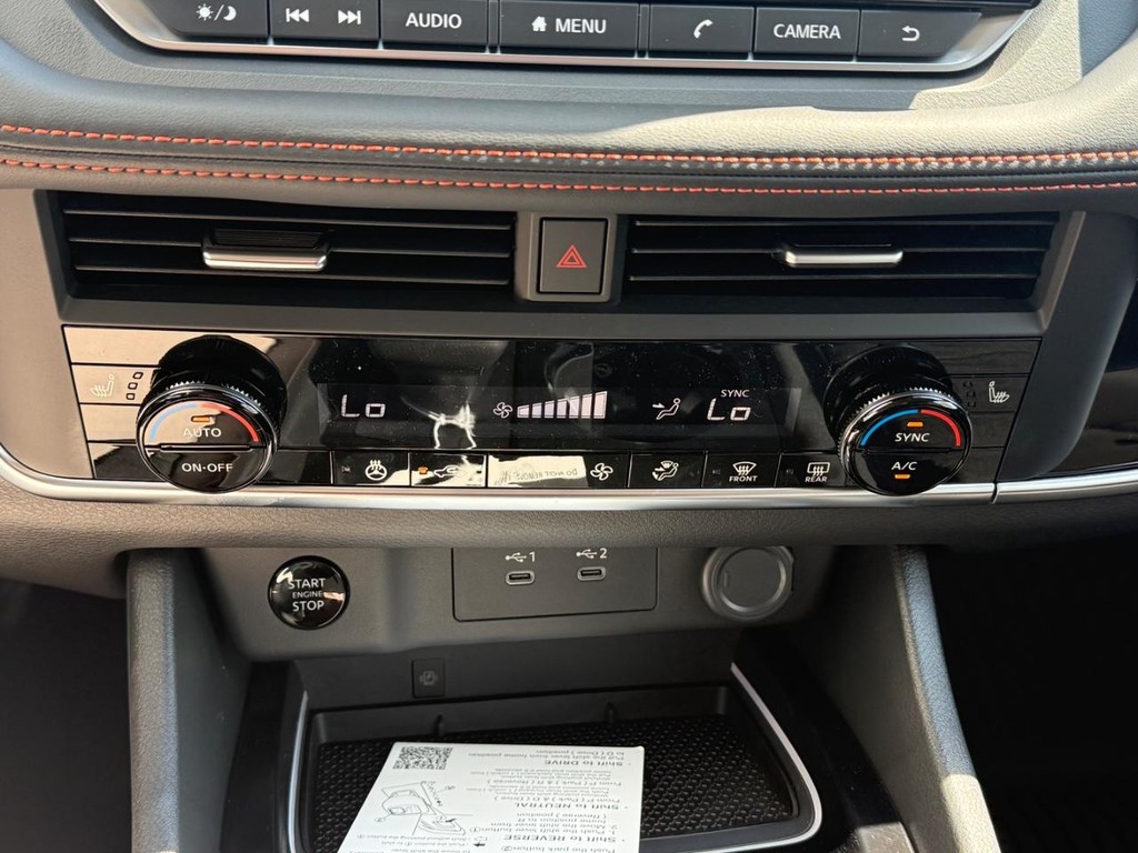 Nissan Rogue Vehicle Full-screen Gallery Image 07