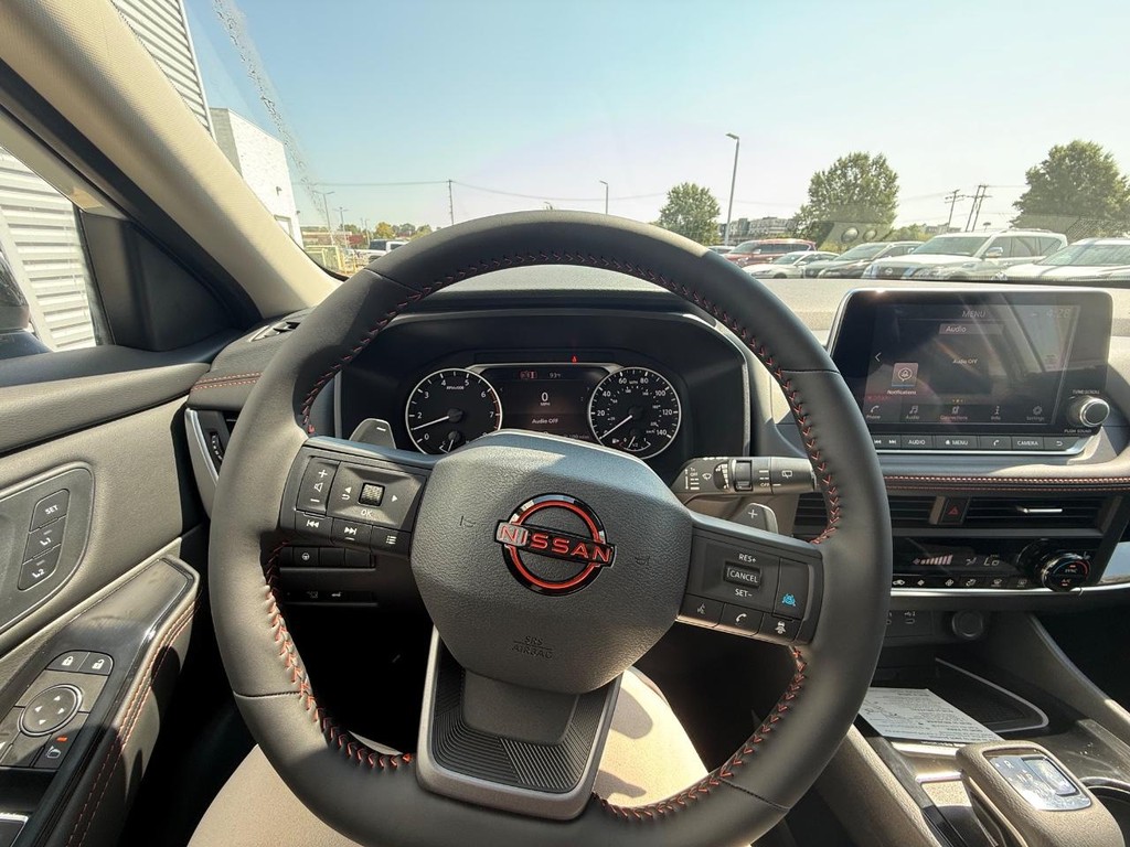 Nissan Rogue Vehicle Full-screen Gallery Image 10