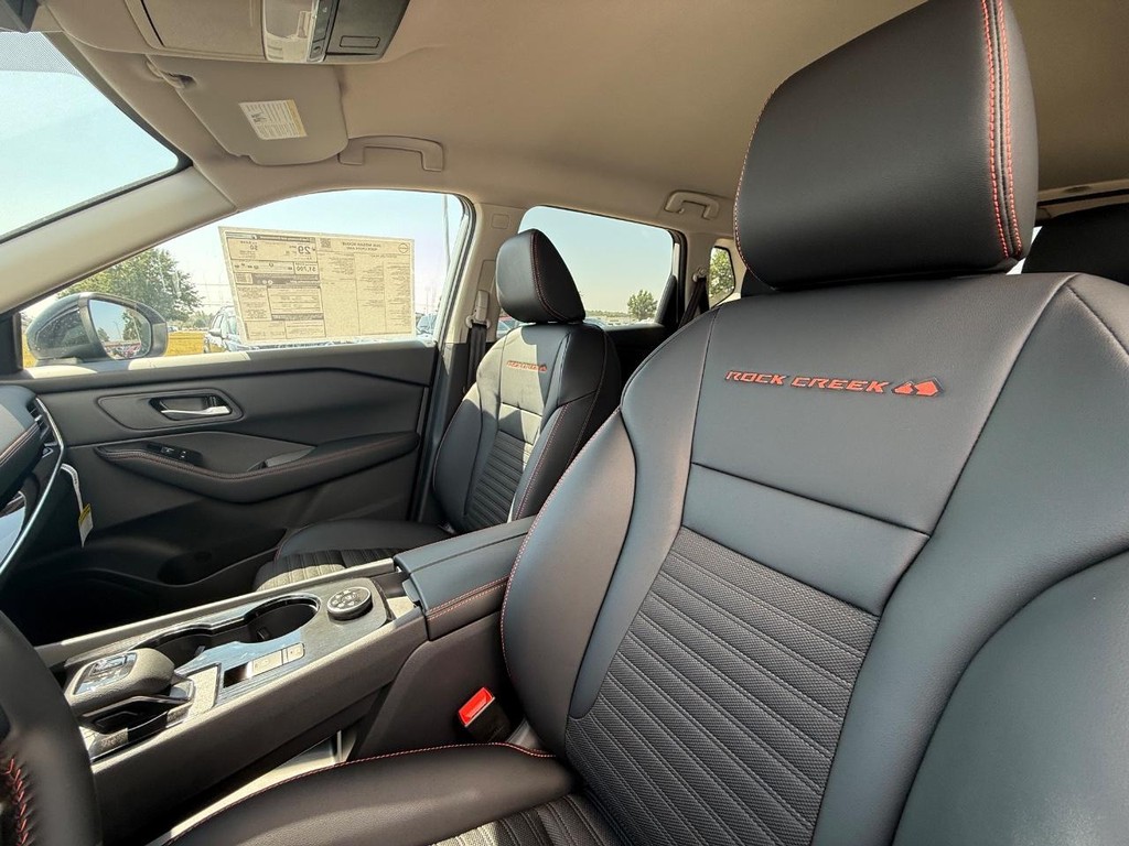 Nissan Rogue Vehicle Full-screen Gallery Image 11