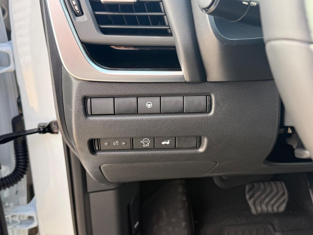 Nissan Rogue Vehicle Full-screen Gallery Image 12