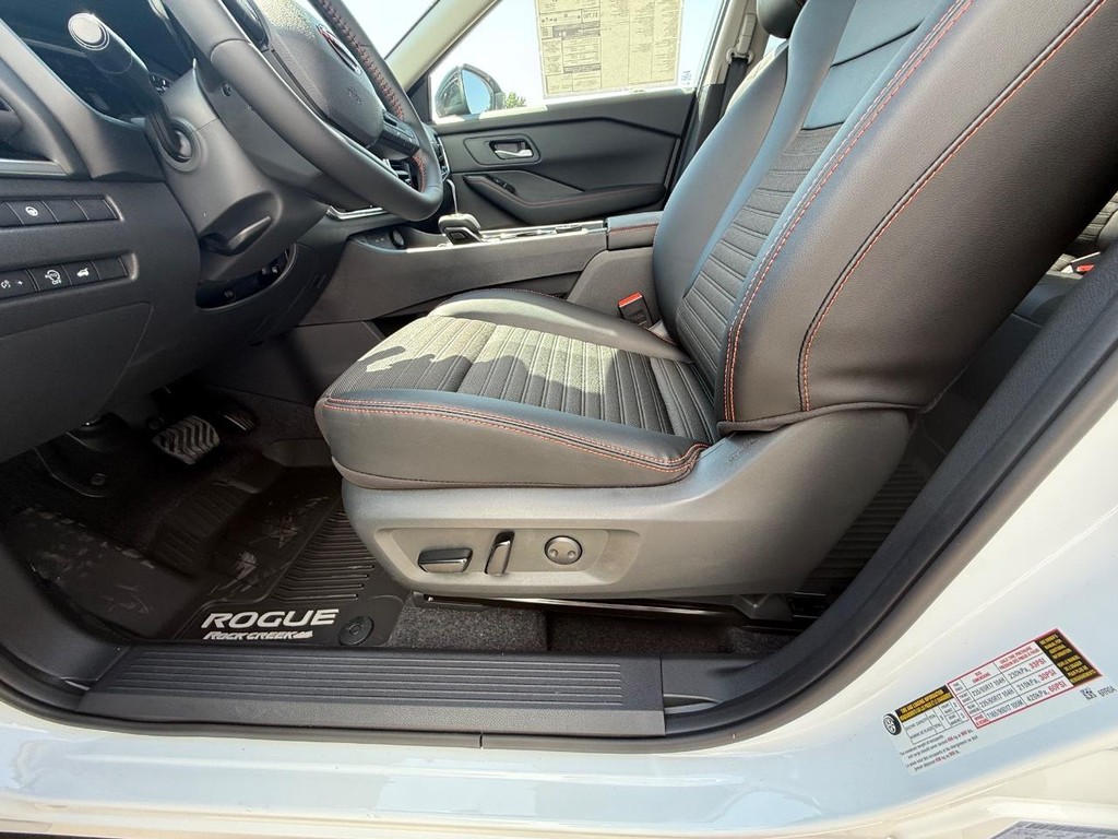 Nissan Rogue Vehicle Full-screen Gallery Image 13