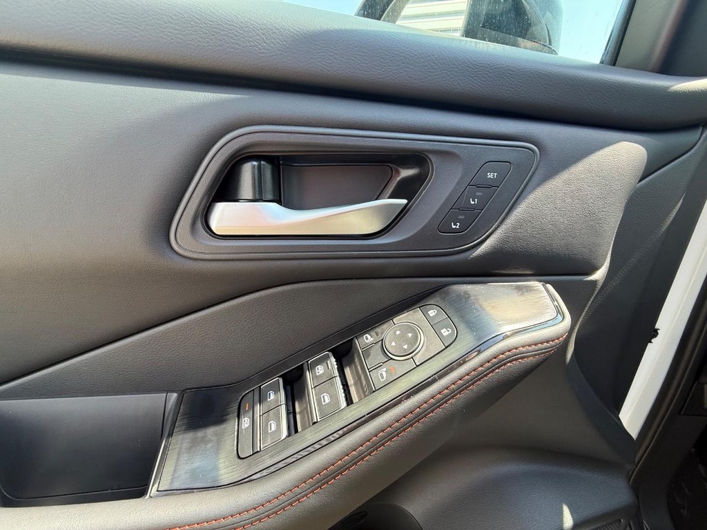 Nissan Rogue Vehicle Full-screen Gallery Image 14