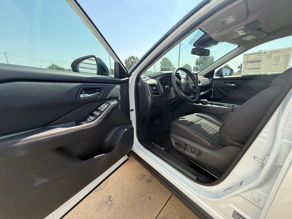 Nissan Rogue Vehicle Full-screen Gallery Image 15