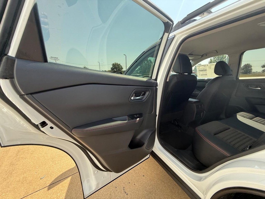 Nissan Rogue Vehicle Full-screen Gallery Image 16