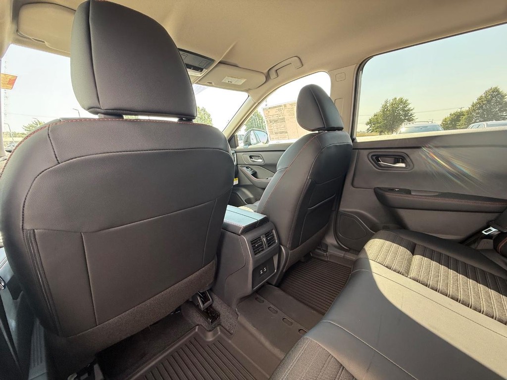 Nissan Rogue Vehicle Full-screen Gallery Image 17