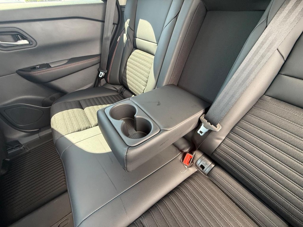 Nissan Rogue Vehicle Full-screen Gallery Image 18