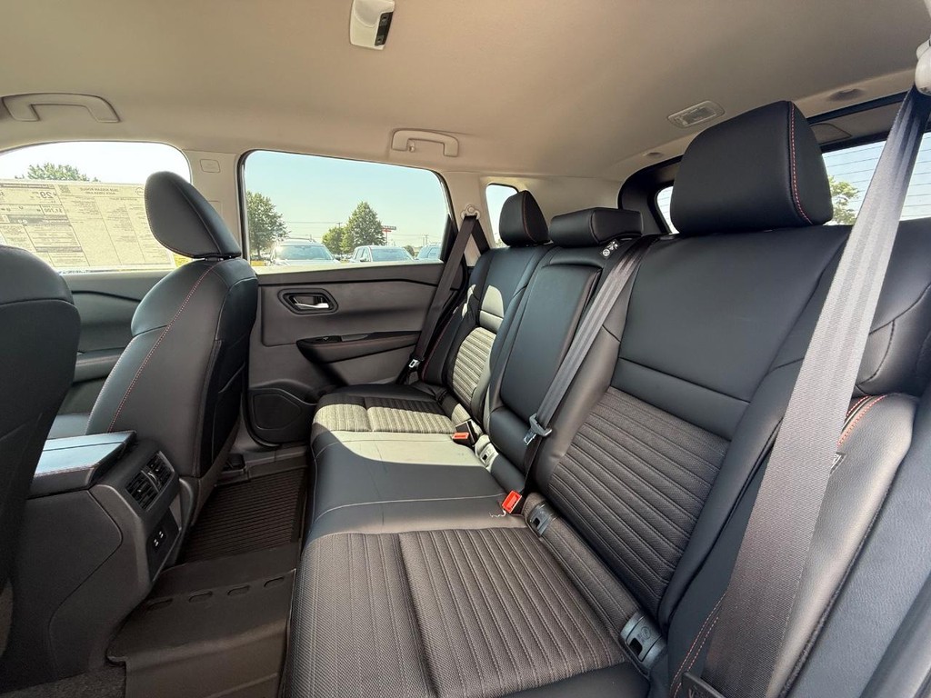 Nissan Rogue Vehicle Full-screen Gallery Image 19