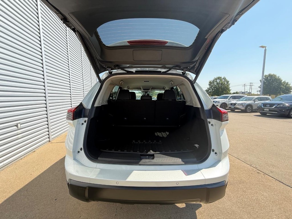 Nissan Rogue Vehicle Full-screen Gallery Image 21