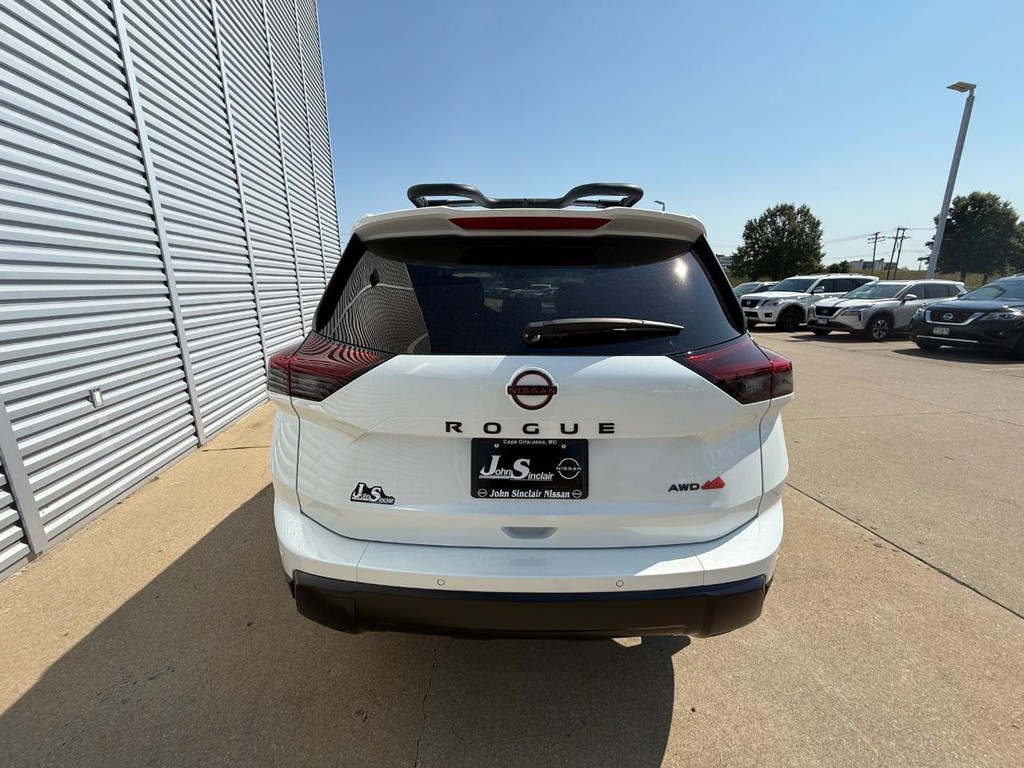 Nissan Rogue Vehicle Full-screen Gallery Image 22