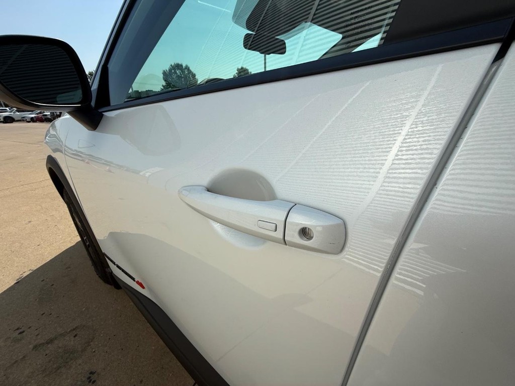 Nissan Rogue Vehicle Full-screen Gallery Image 23