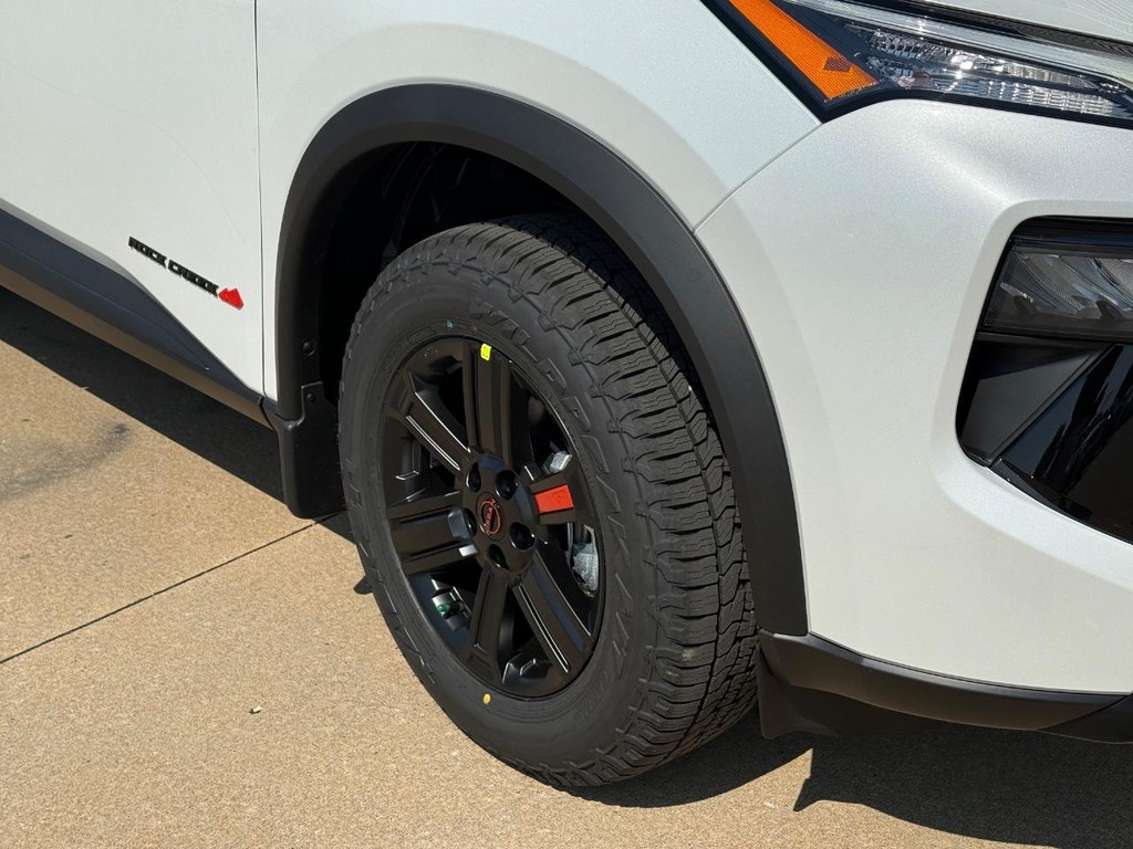 Nissan Rogue Vehicle Full-screen Gallery Image 25