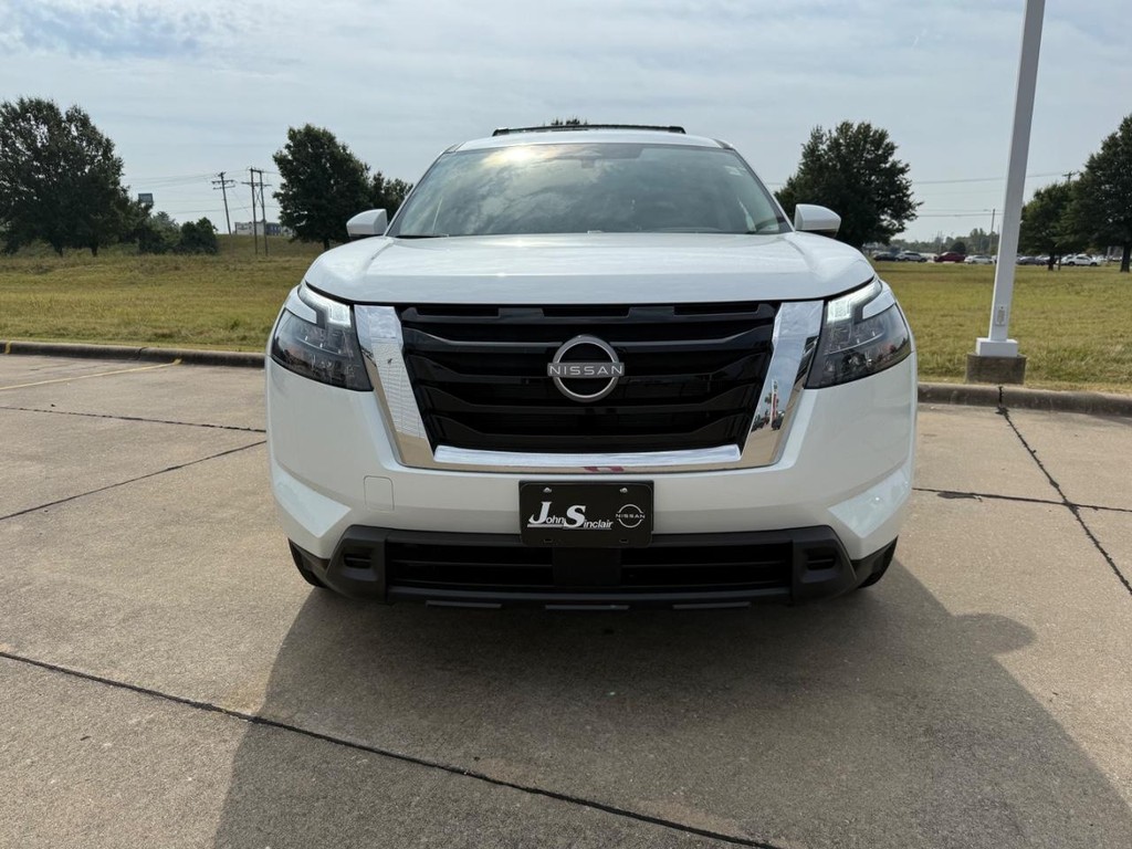 Nissan Pathfinder Vehicle Full-screen Gallery Image 02