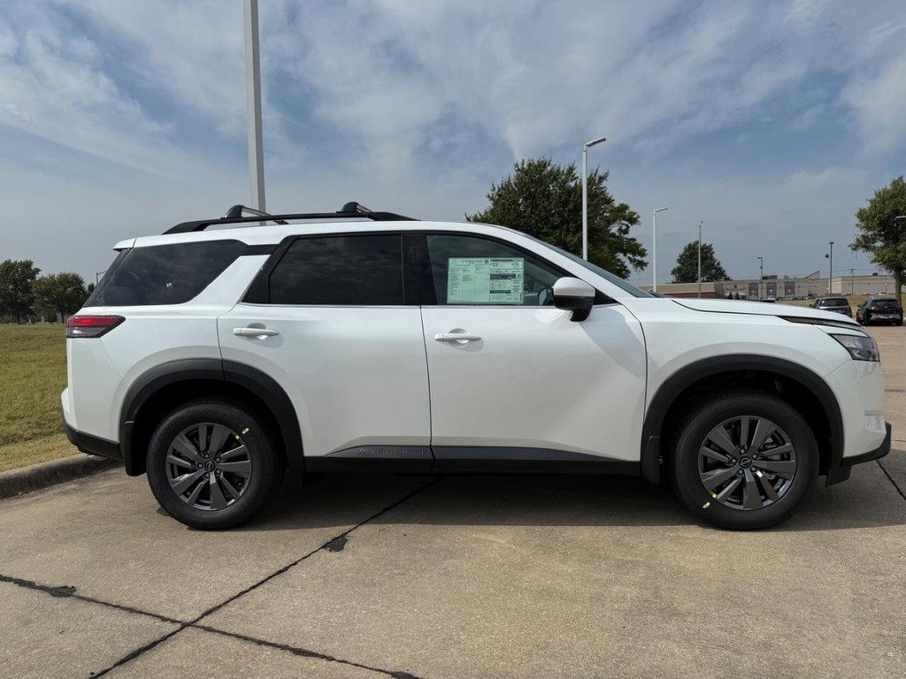 Nissan Pathfinder Vehicle Full-screen Gallery Image 03