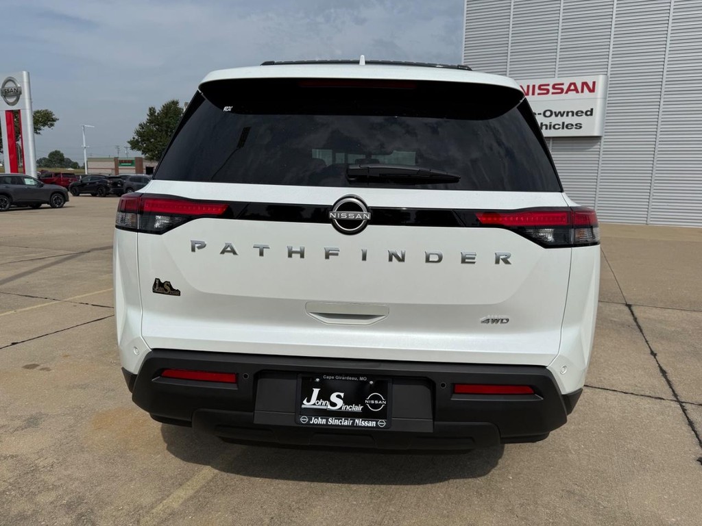 Nissan Pathfinder Vehicle Full-screen Gallery Image 05