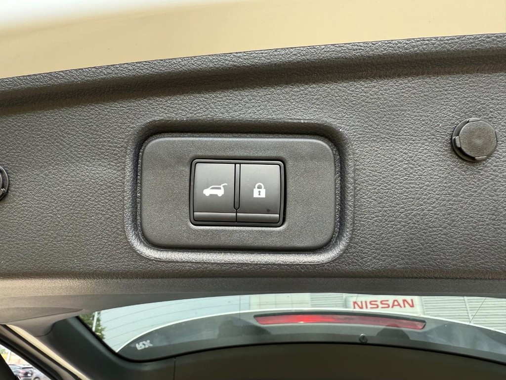 Nissan Pathfinder Vehicle Full-screen Gallery Image 07