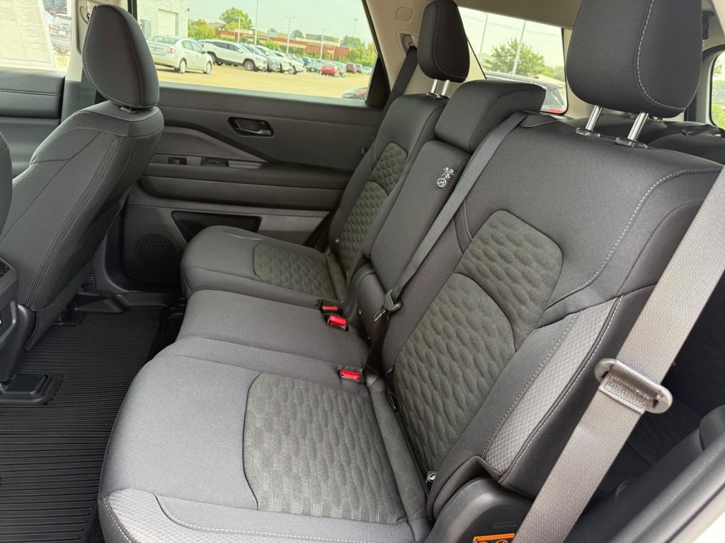 Nissan Pathfinder Vehicle Full-screen Gallery Image 08