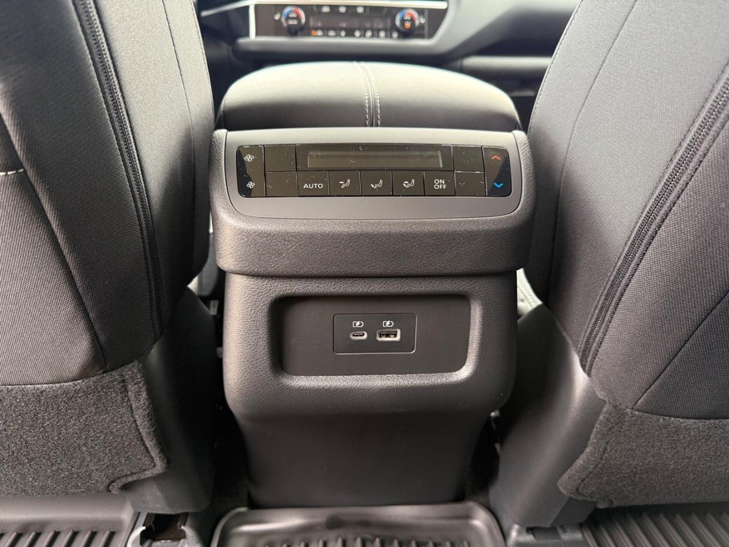 Nissan Pathfinder Vehicle Full-screen Gallery Image 11