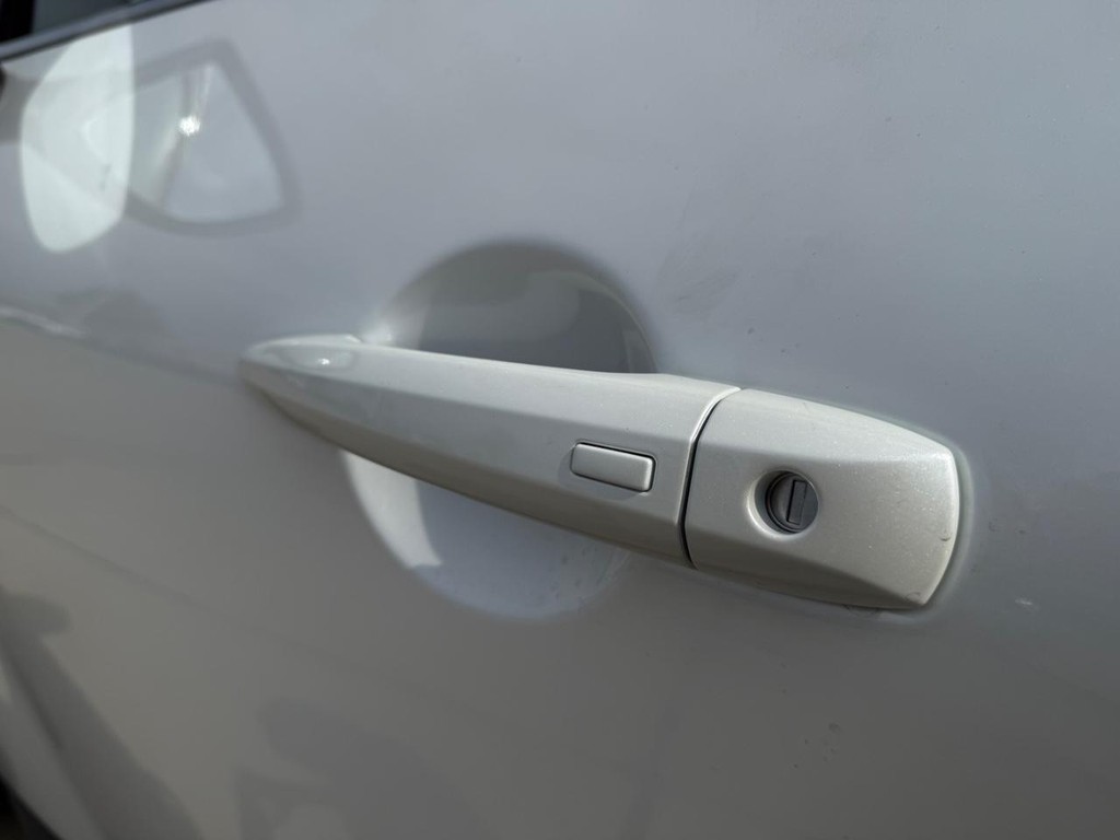 Nissan Pathfinder Vehicle Full-screen Gallery Image 12