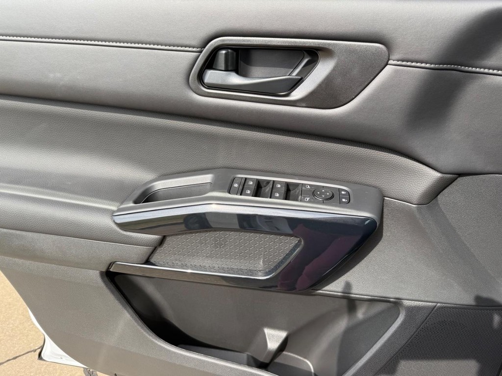 Nissan Pathfinder Vehicle Full-screen Gallery Image 13