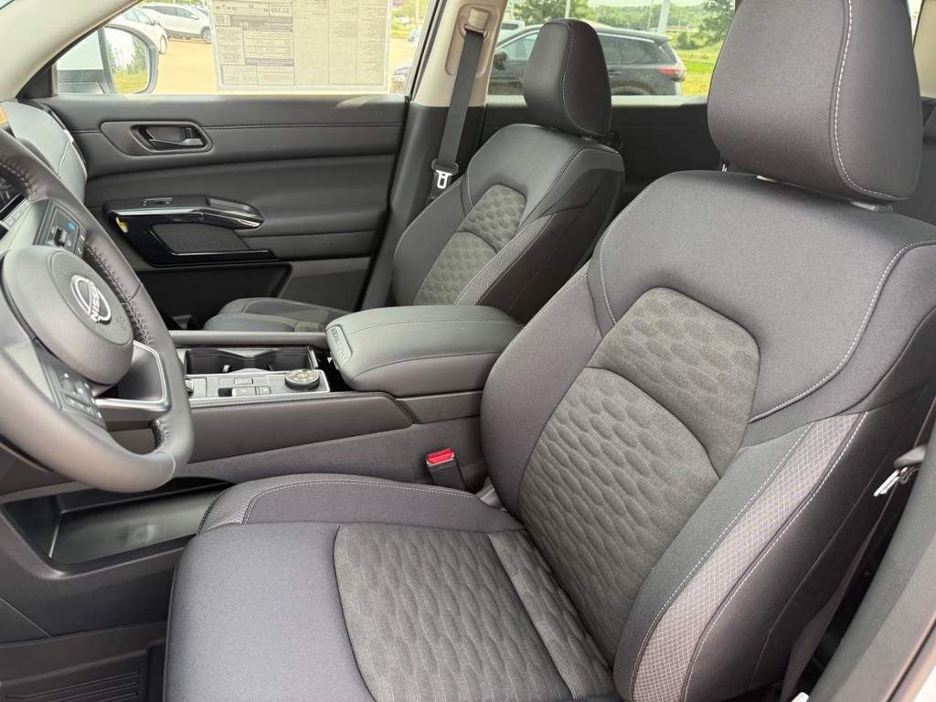 Nissan Pathfinder Vehicle Full-screen Gallery Image 15