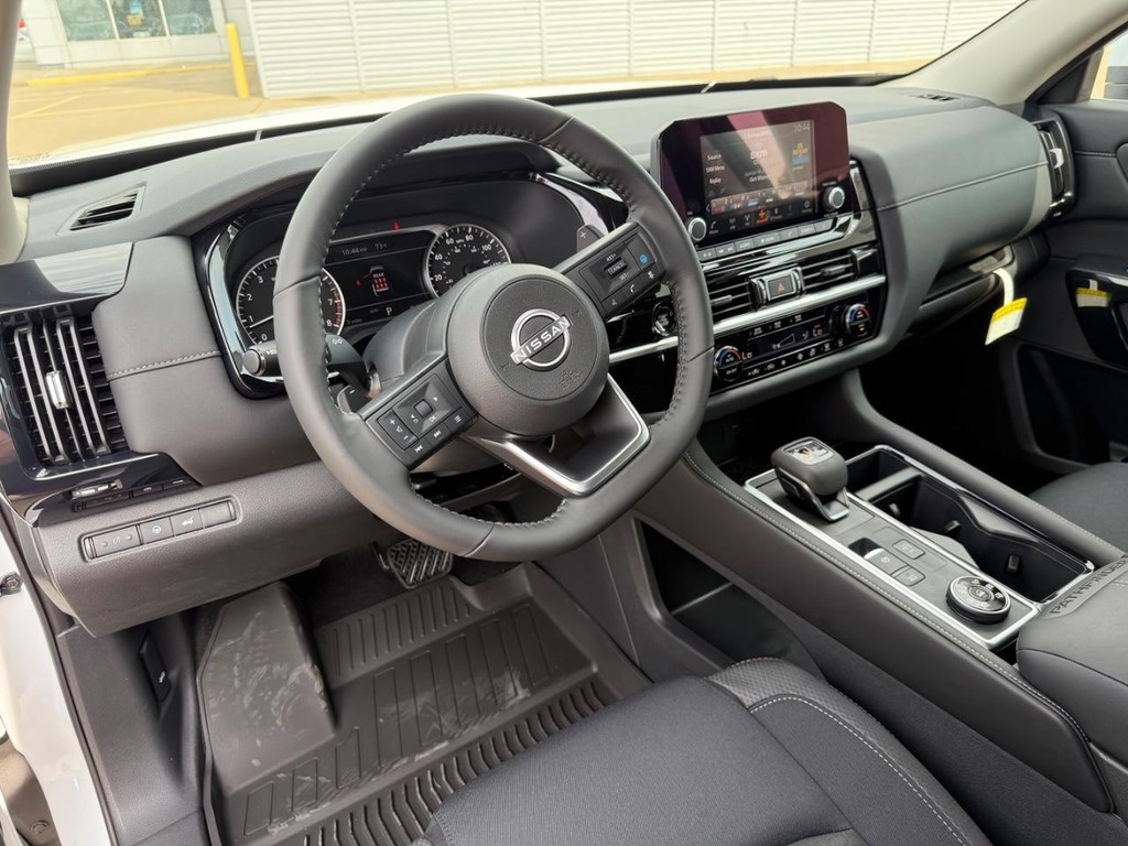 Nissan Pathfinder Vehicle Full-screen Gallery Image 16