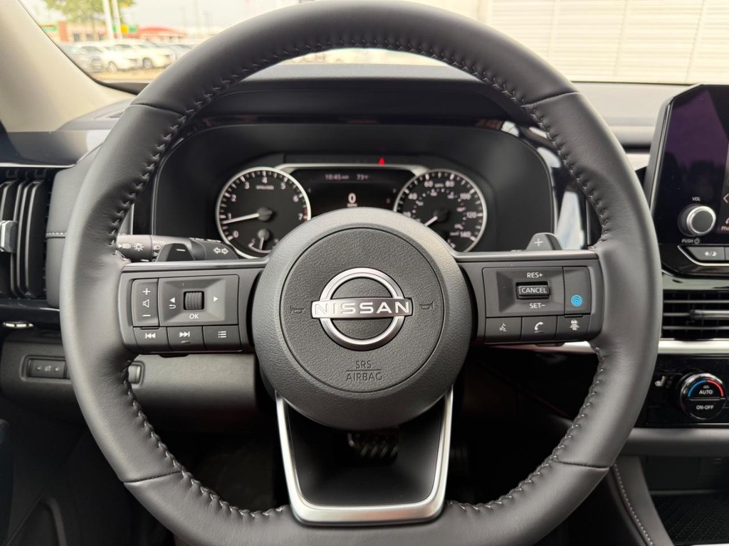 Nissan Pathfinder Vehicle Full-screen Gallery Image 18