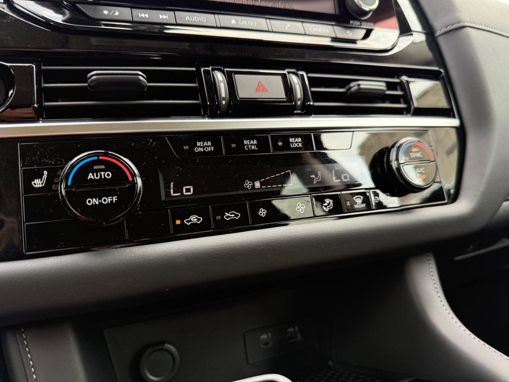 Nissan Pathfinder Vehicle Full-screen Gallery Image 24