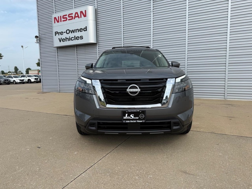 Nissan Pathfinder Vehicle Full-screen Gallery Image 02