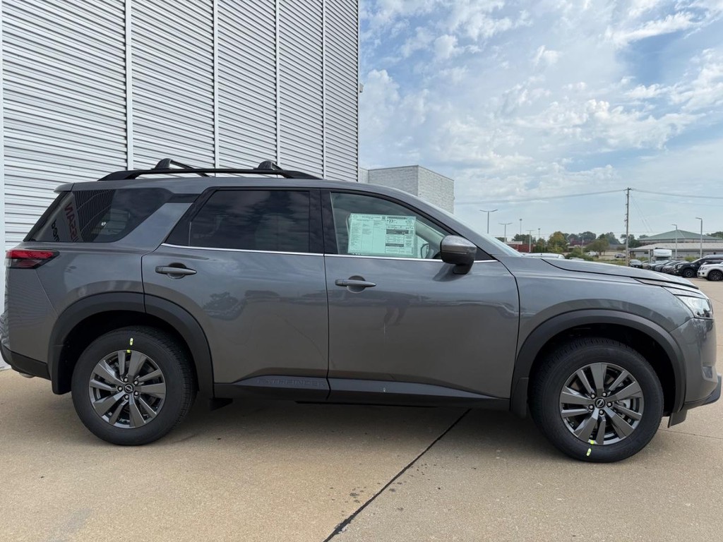 Nissan Pathfinder Vehicle Full-screen Gallery Image 03