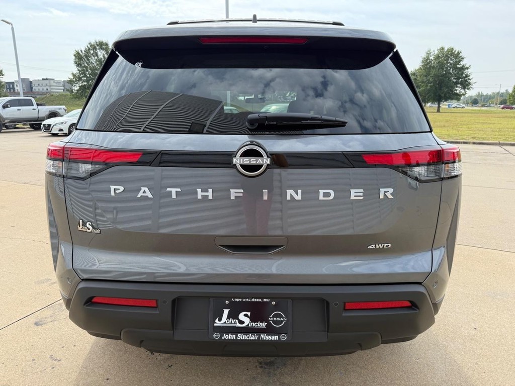 Nissan Pathfinder Vehicle Full-screen Gallery Image 05