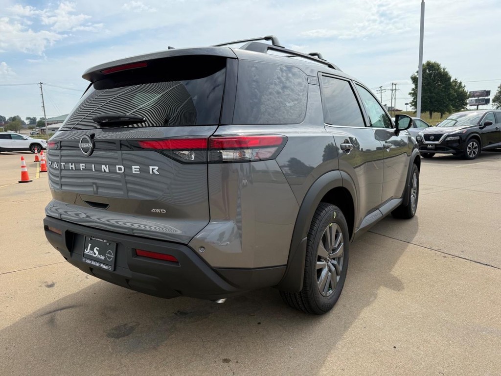 Nissan Pathfinder Vehicle Full-screen Gallery Image 07