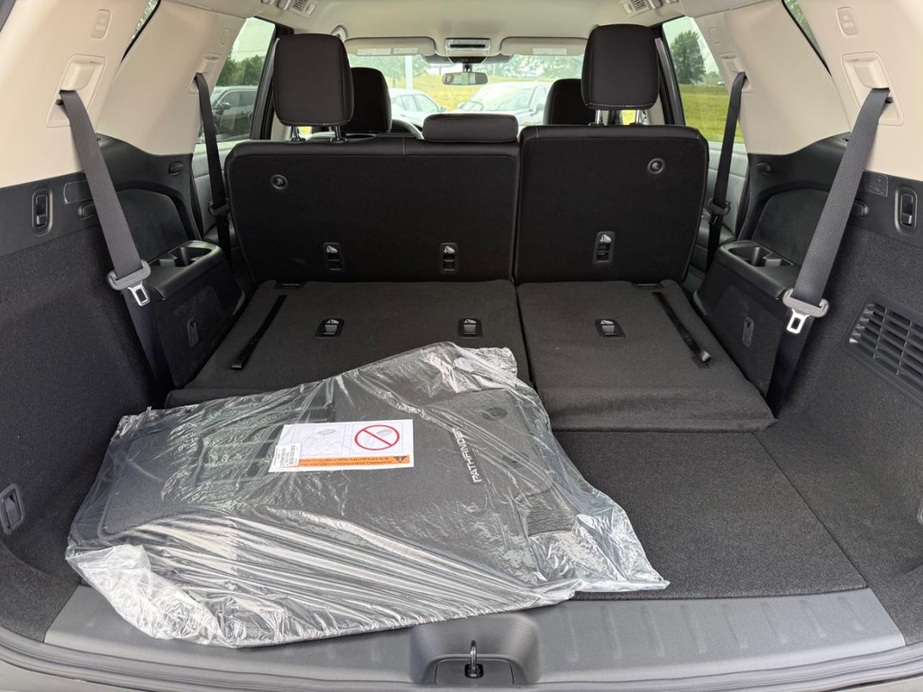 Nissan Pathfinder Vehicle Full-screen Gallery Image 10