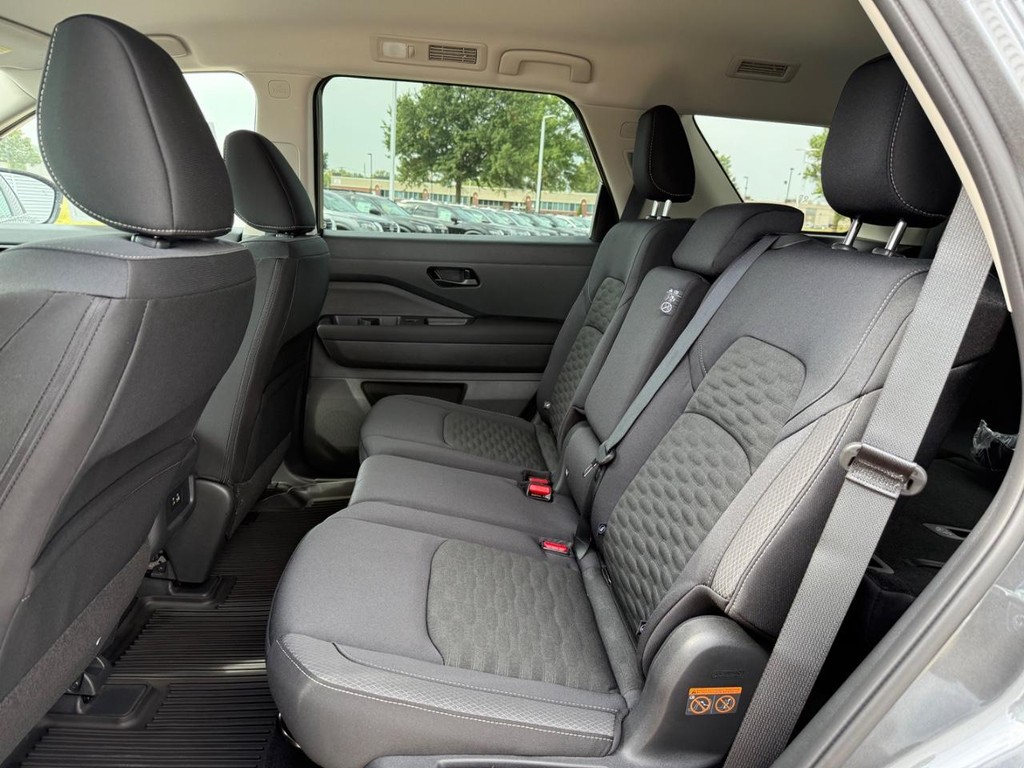 Nissan Pathfinder Vehicle Full-screen Gallery Image 11