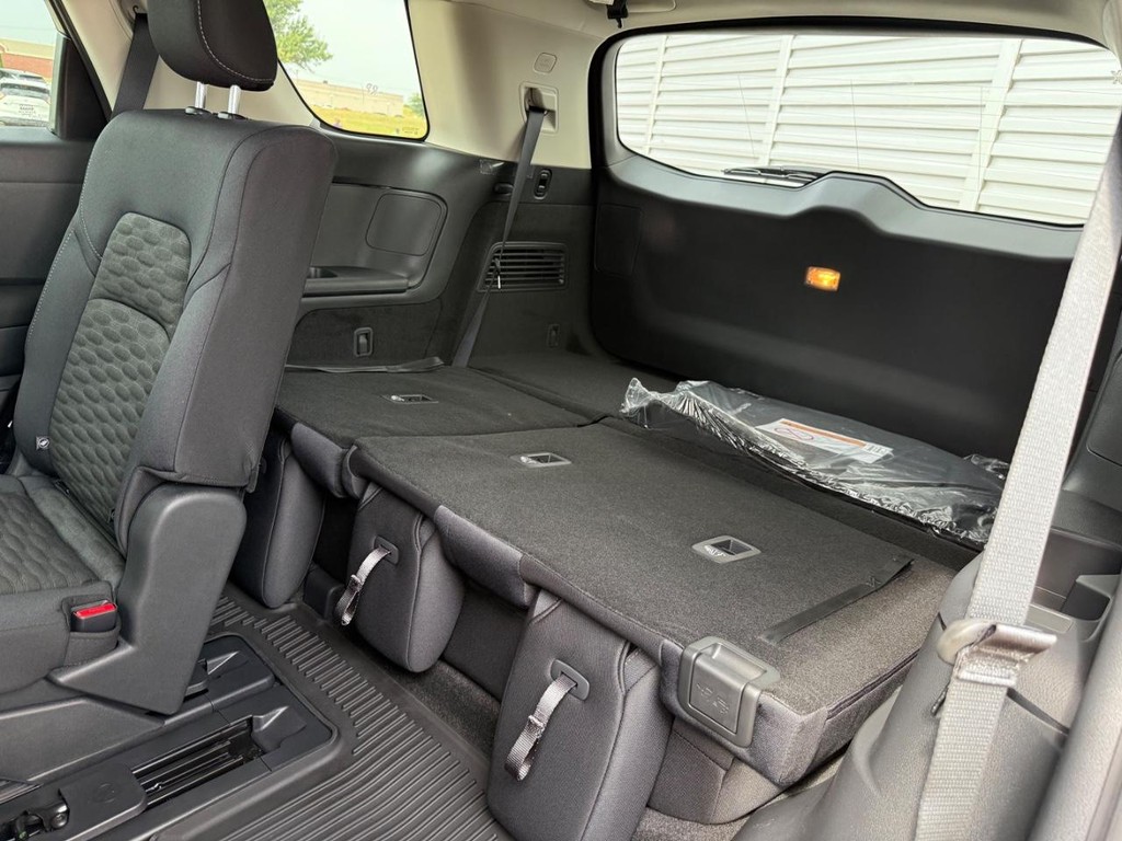 Nissan Pathfinder Vehicle Full-screen Gallery Image 12