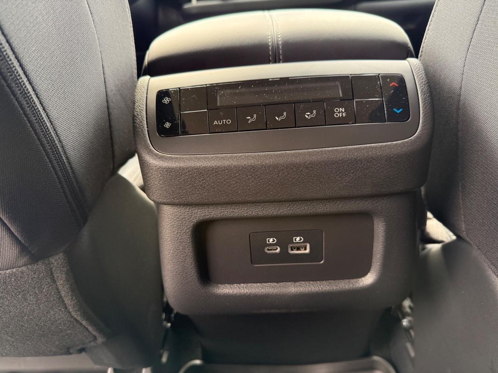 Nissan Pathfinder Vehicle Full-screen Gallery Image 14