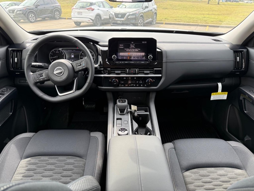 Nissan Pathfinder Vehicle Full-screen Gallery Image 15