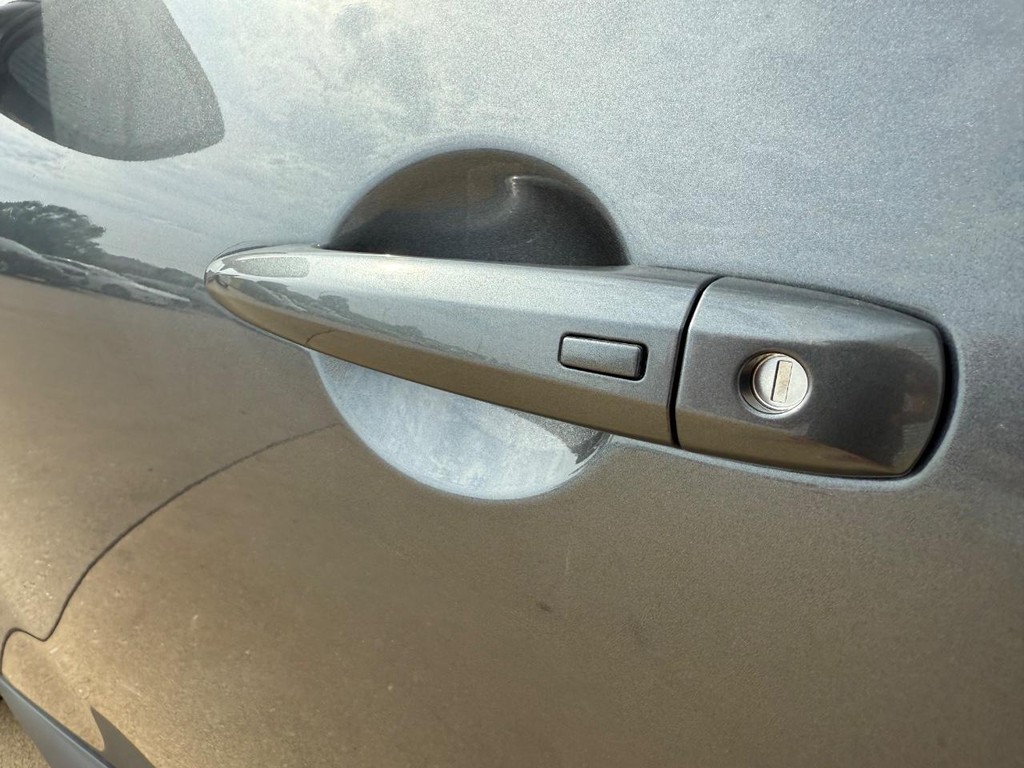 Nissan Pathfinder Vehicle Full-screen Gallery Image 16