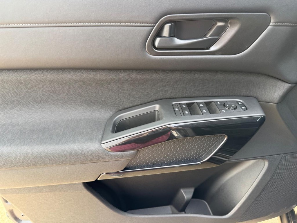 Nissan Pathfinder Vehicle Full-screen Gallery Image 17