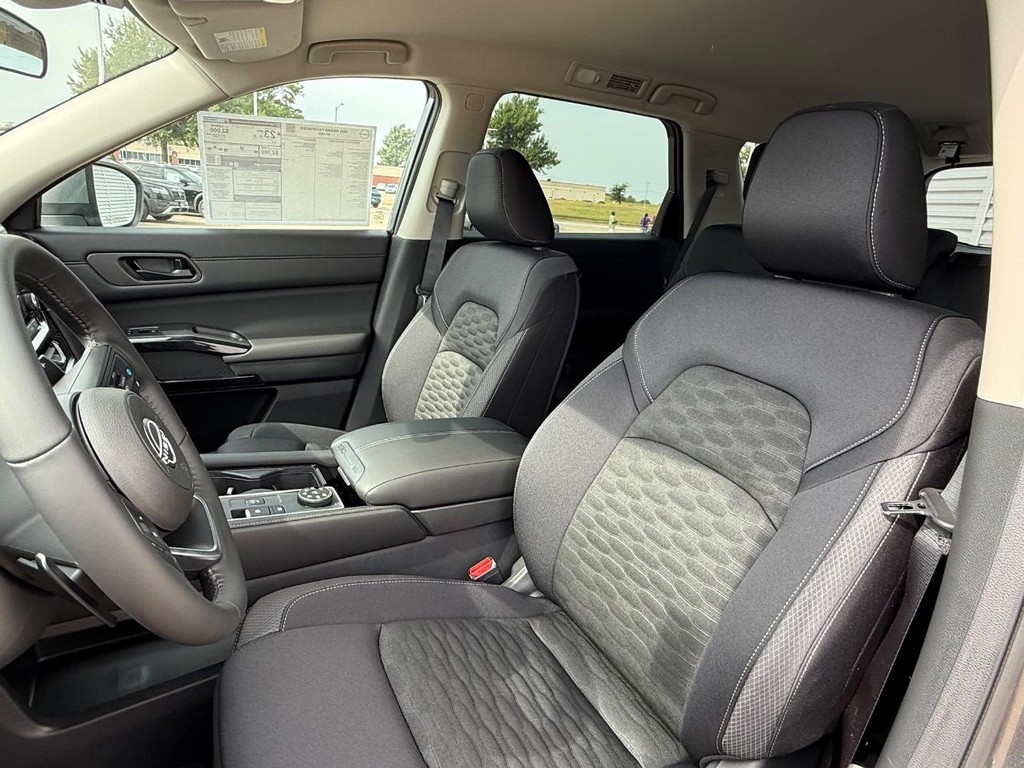 Nissan Pathfinder Vehicle Full-screen Gallery Image 19