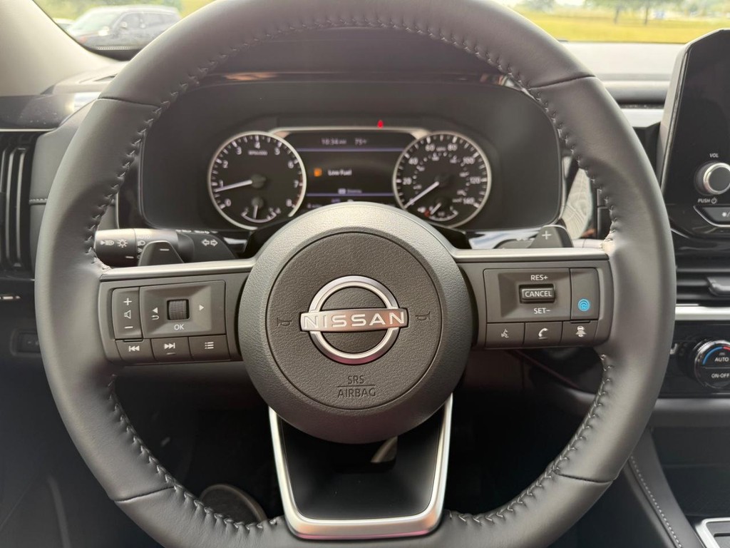 Nissan Pathfinder Vehicle Full-screen Gallery Image 22