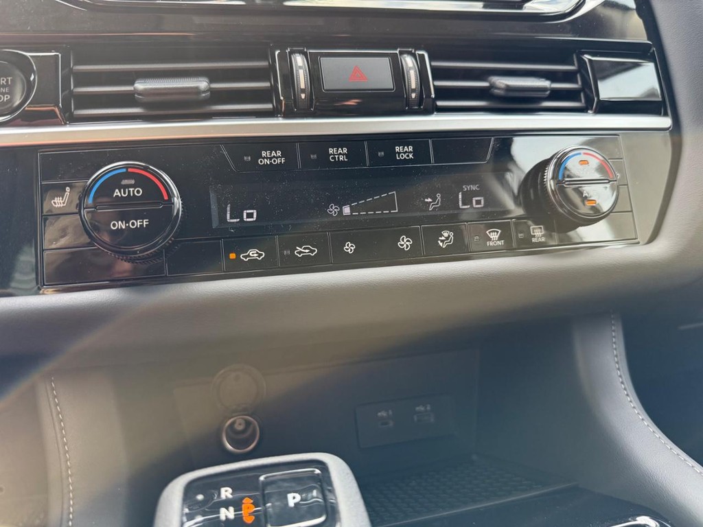 Nissan Pathfinder Vehicle Full-screen Gallery Image 27