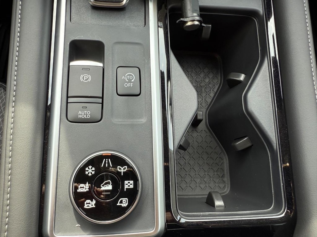 Nissan Pathfinder Vehicle Full-screen Gallery Image 31