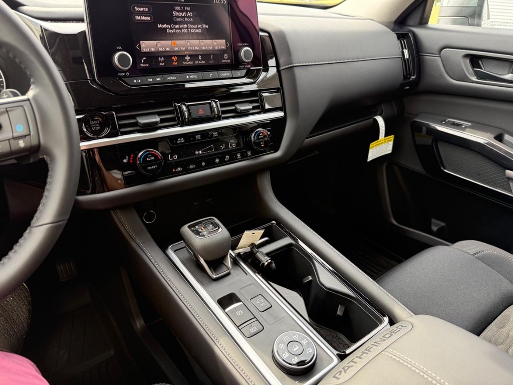 Nissan Pathfinder Vehicle Full-screen Gallery Image 32