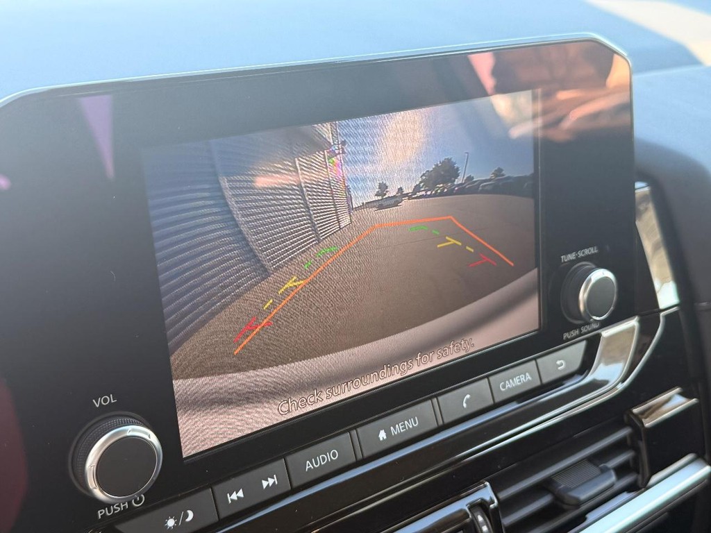 Nissan Pathfinder Vehicle Full-screen Gallery Image 02