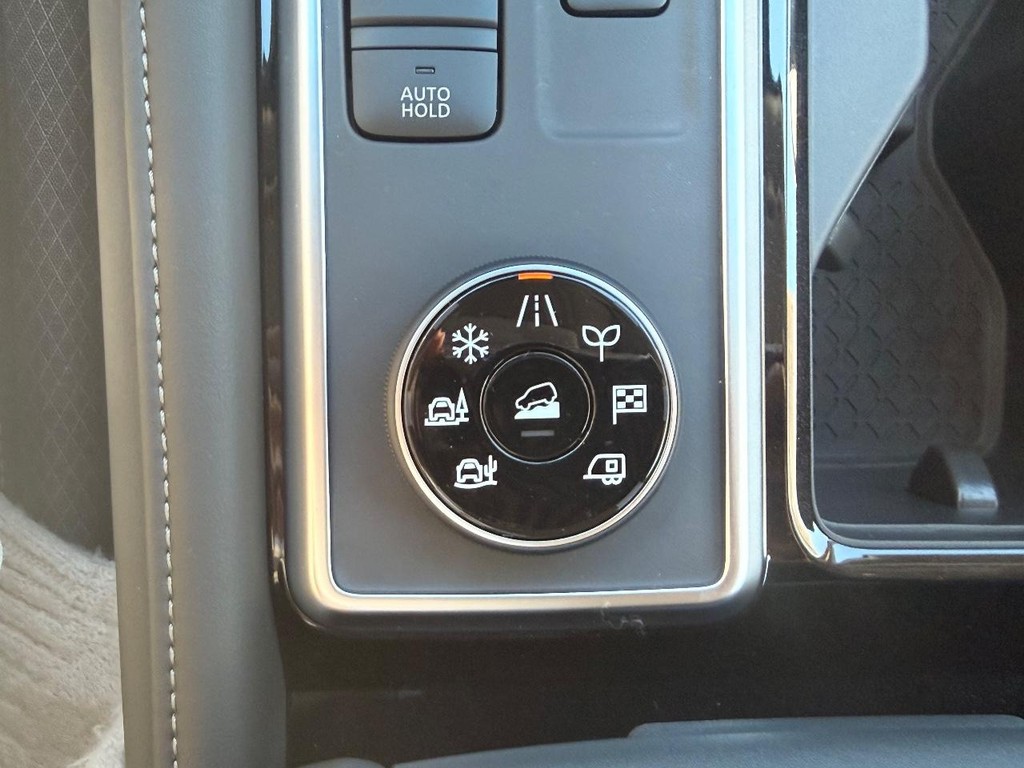 Nissan Pathfinder Vehicle Full-screen Gallery Image 03