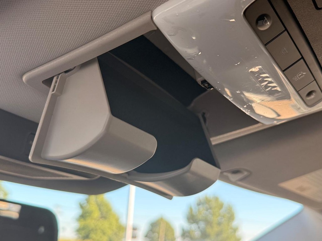 Nissan Pathfinder Vehicle Full-screen Gallery Image 05