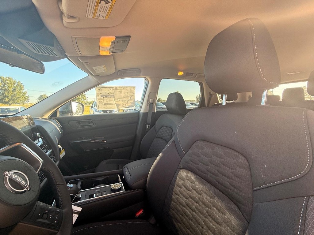 Nissan Pathfinder Vehicle Full-screen Gallery Image 12